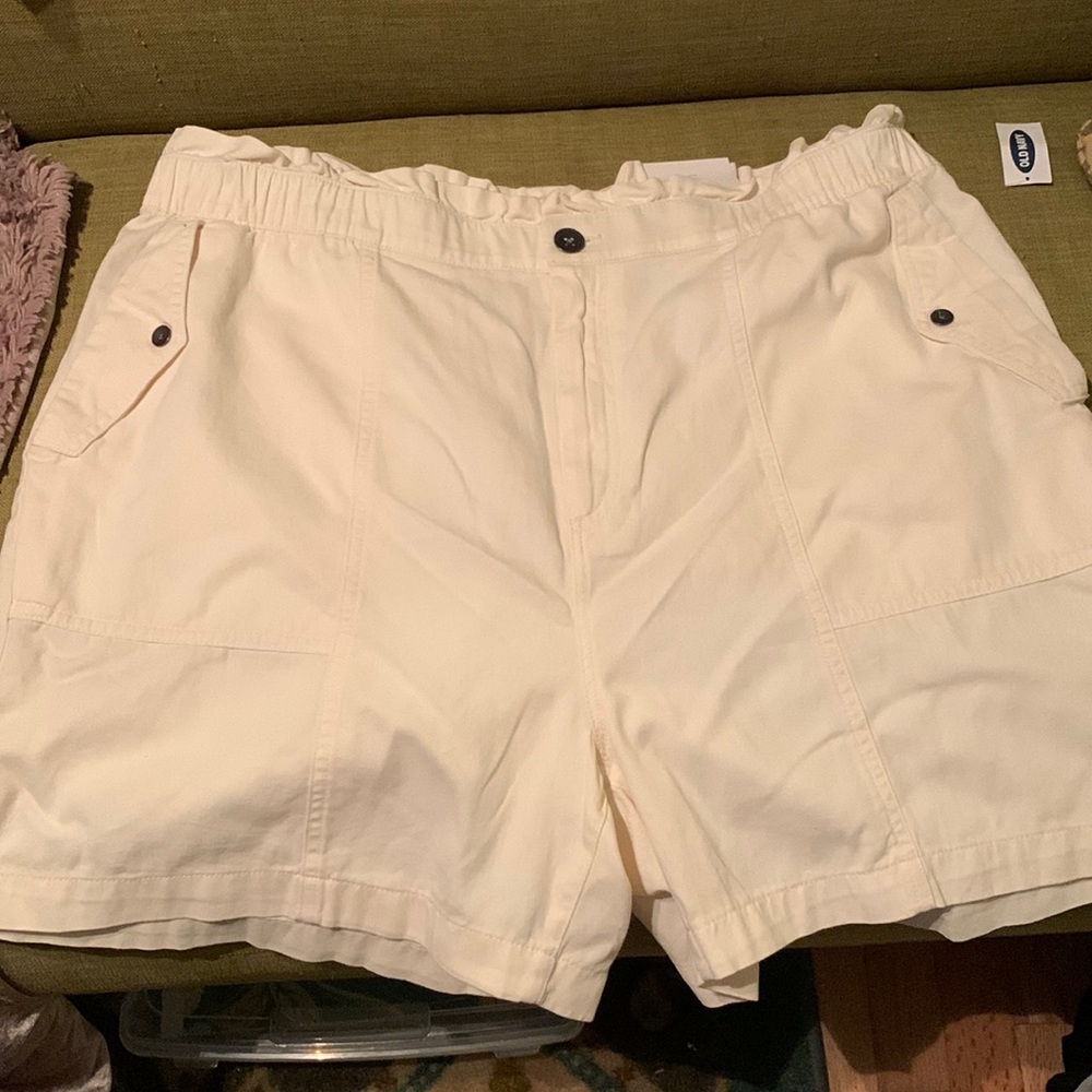 Cream elasticized waist shorts
